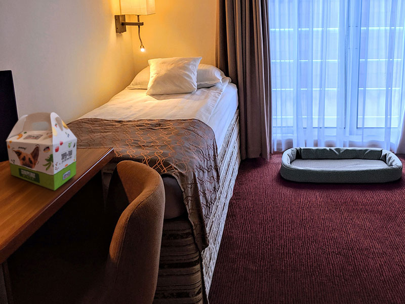 Auf eurem Zimmer erwartet euch eine kleine Hundeausstattung inkl. Hundebett und an den ersten vier Terminen eine Schnupperbox von MAC's.