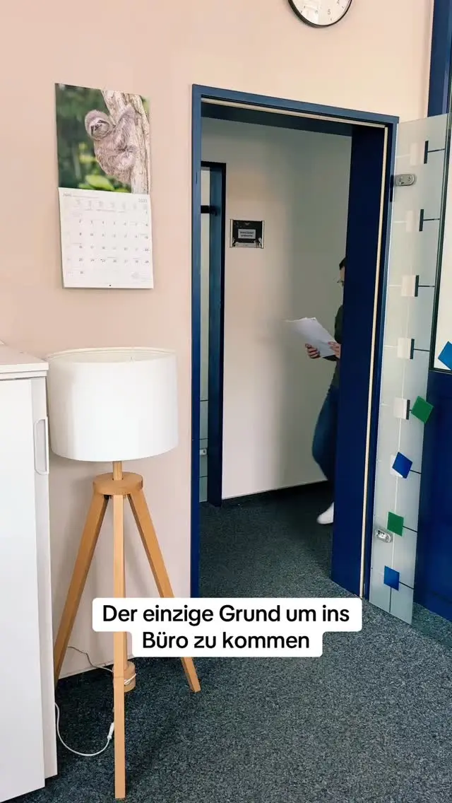 Pentru cursanți, Sammy nu este doar colegul preferat 🤭🐶macSpetFood #AZUBILIFE #OFFIZEGOG #Bürohund la birou.